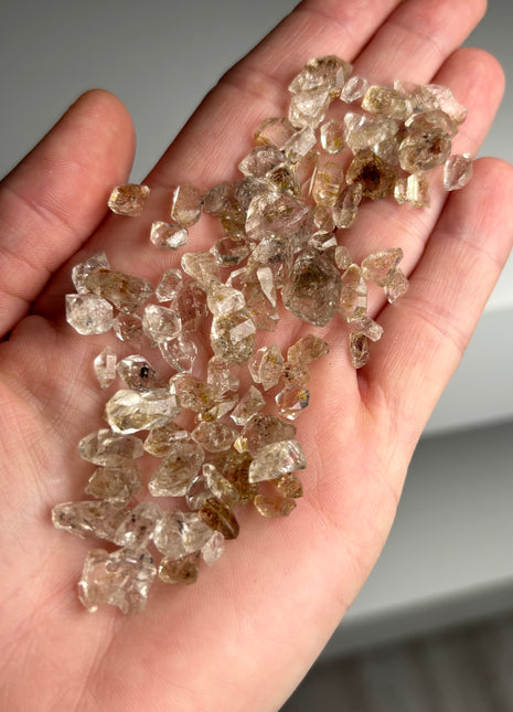 High Grade Petroleum Diamond Quartz Lot - 123 Carats !